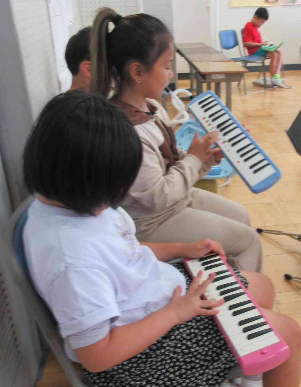 ４