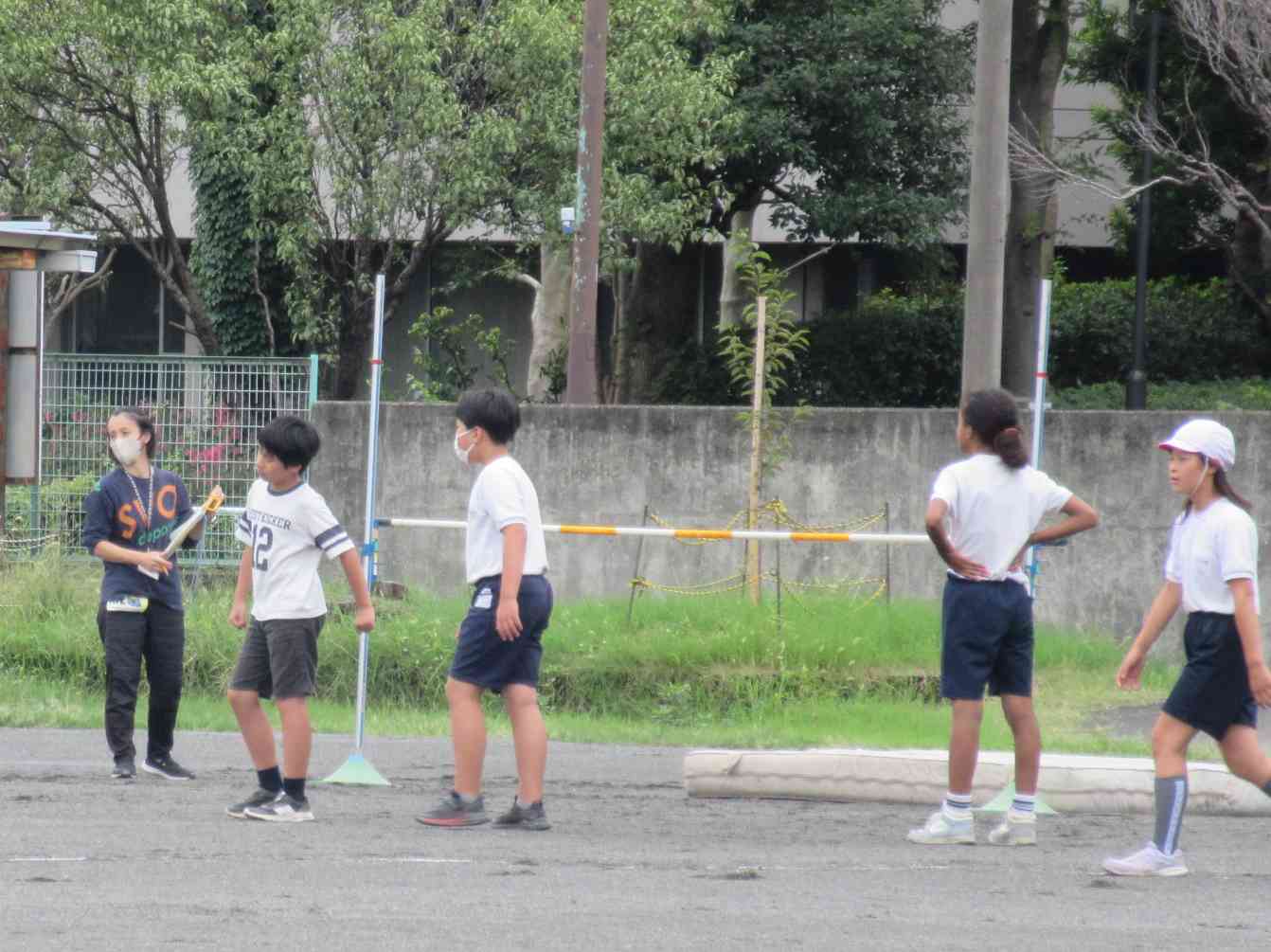 ３