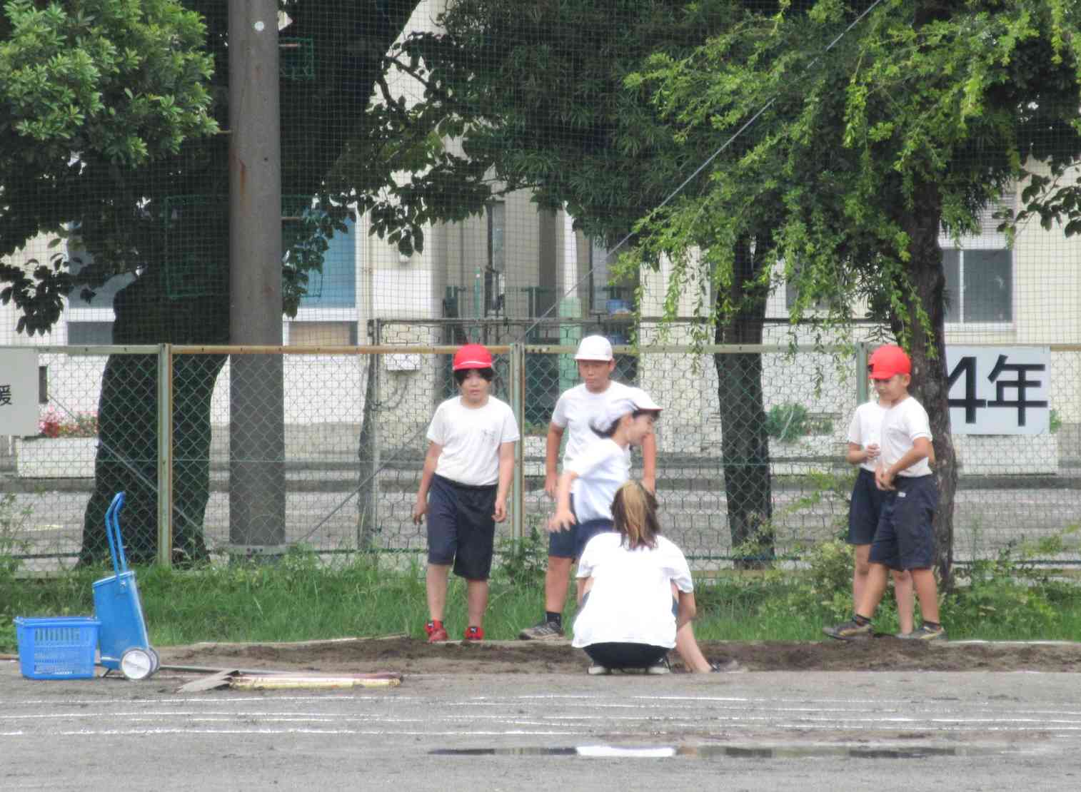 ４